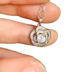 Collar Flor 3D con Piedra Central