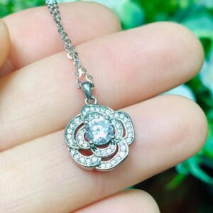 Collar Flor 3D con Piedra Central