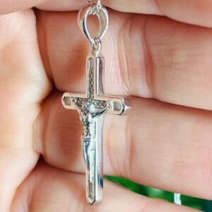 Dije Plata Crucifijo Relieve y Circón